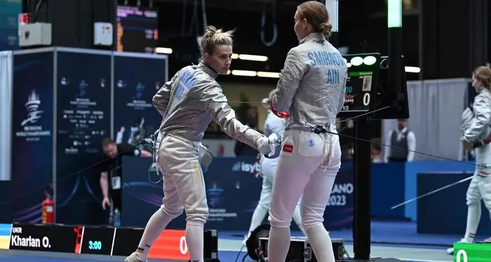 Atleta ucraina non stringe mano ad avversaria russa: squalificata