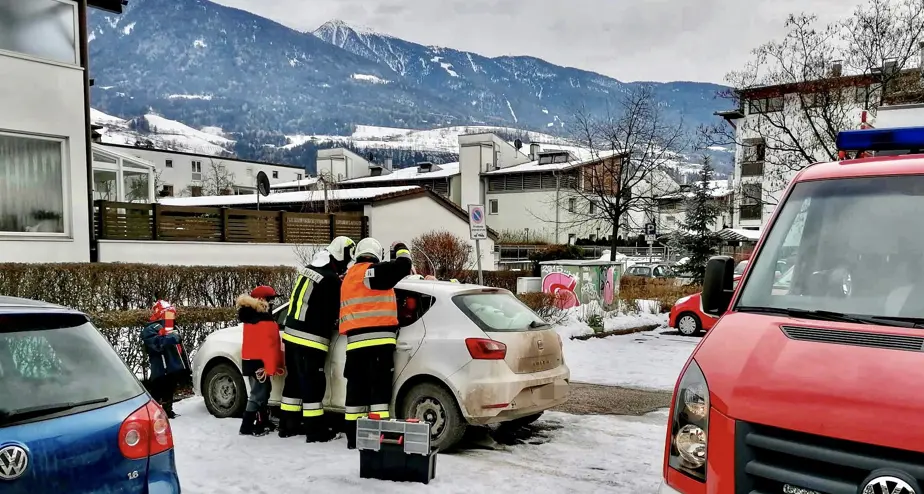 Chiude per errore in macchina il bambino. Piccolo “liberato” dai vigili del fuoco