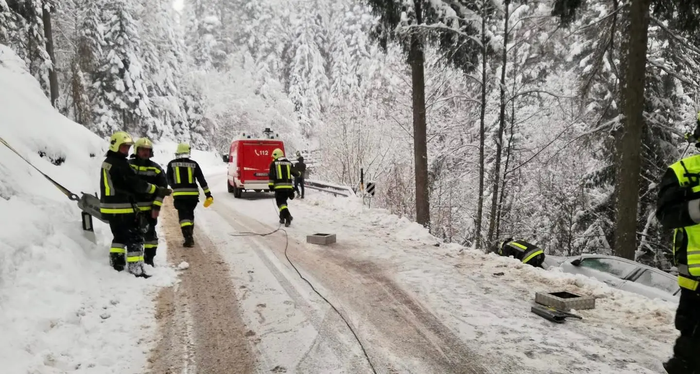 Auto fuori strada, rami crollati e strade bloccate: la neve non fa tutti felici