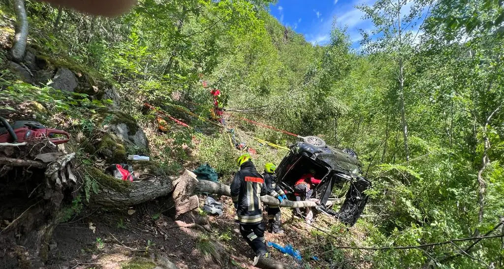 Auto vola nella scarpata sul Renon: due morti e una donna gravissima