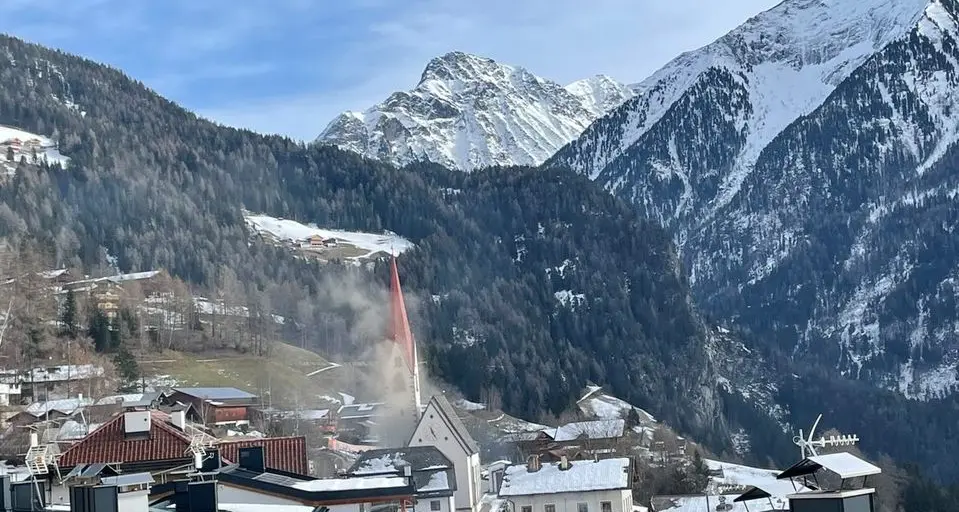 Incendio nella chiesa di Acereto in Valle Aurina: le fiamme partono da un armadio della sagrestia