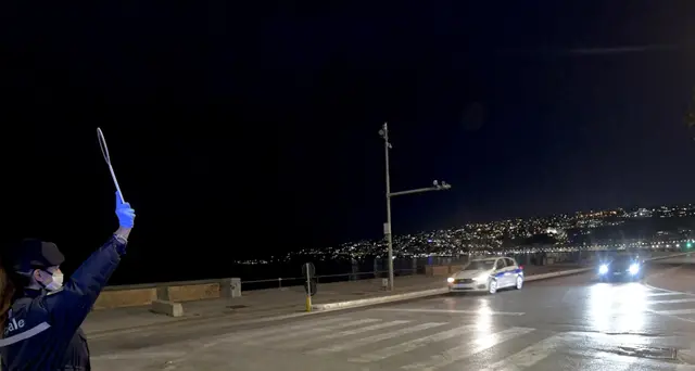 Napoli:assembramenti per ristorante, intervento forze ordine