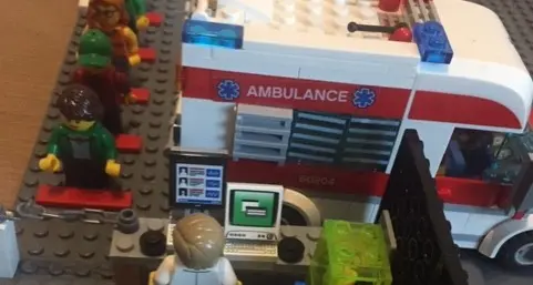 La lotta al Covid finisce anche tra i mattoncini dei Lego. Grazie alla fantasia di Matteo