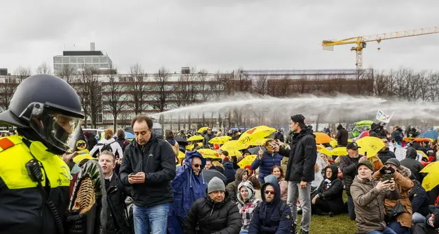 Olanda: scontri con i dimostranti, polizia usa gli idranti