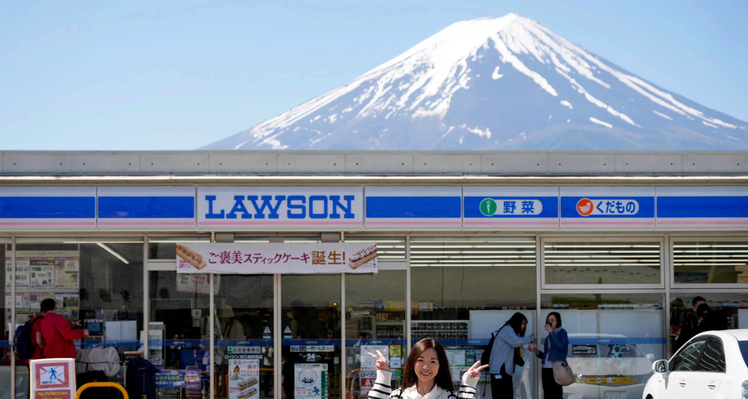 Giappone: troppi turisti, città copre panorama Monte Fuji
