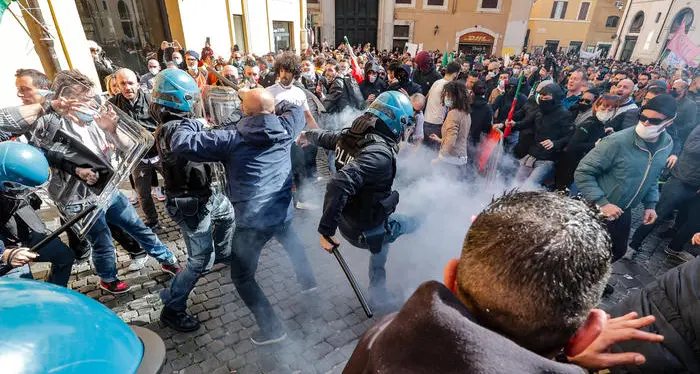 Commercianti e ristoratori in piazza, tafferugli a Roma