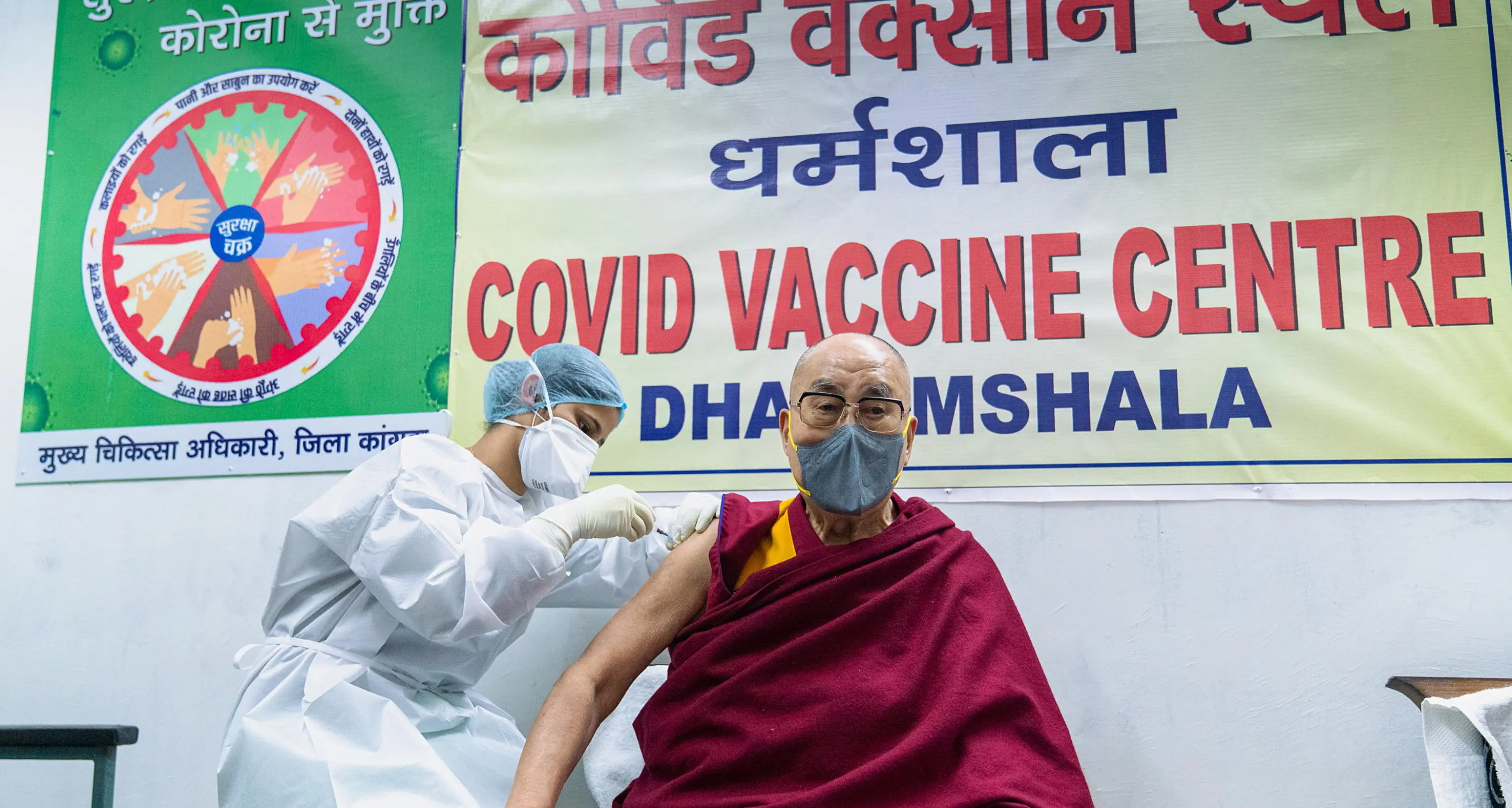 Il Dalai Lama vaccinato in India con una fiala di Astrazeneca