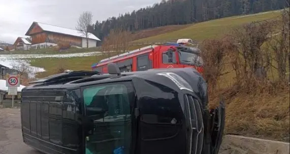 Perca, minibus si ribalta dopo una curva: tre persone ferite