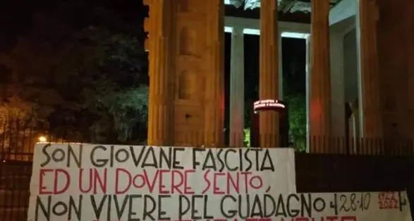 Blitz fascista al monumento della Vittoria di Bolzano, l’Anpi ha presentato un esposto