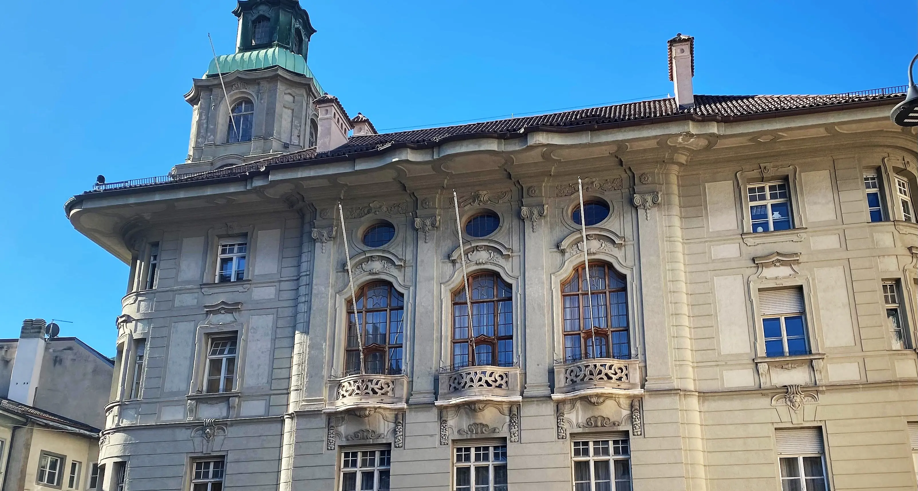 Omofobia, il Comune di Bolzano espone la bandiera arcobaleno