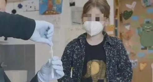 Tamponi nasali a scuola, c’è l’esposto