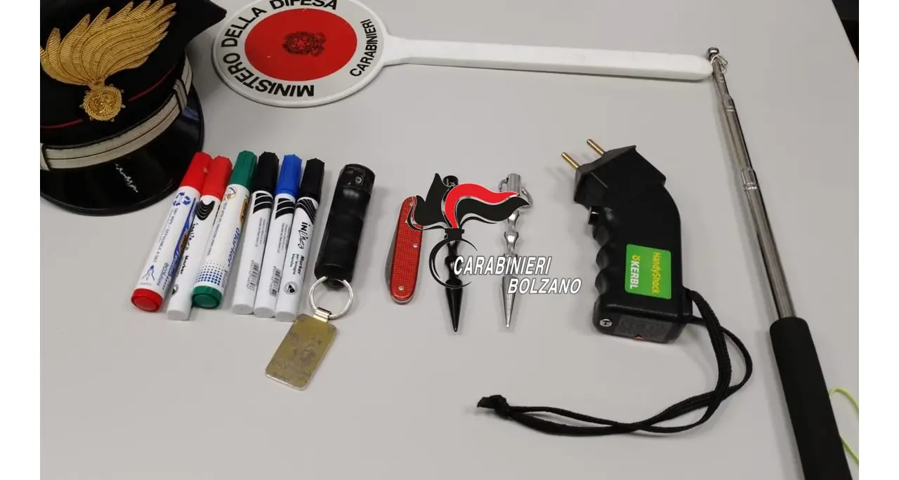 Bolzano, insegnante fermato in strada armato di taser e spray al peperoncino: denunciato