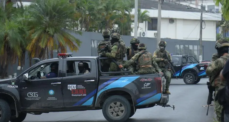 Ecuador nel caos, assalto armato alla tv. Il presidente decreta la “guerra” ai narcos