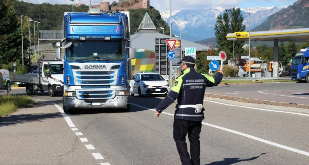 Mezzi pesanti, 136 infrazioni in due mesi a Bolzano