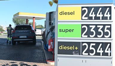 Sconto accise si dimezza, diesel sale a 2,357 euro, in autostrada a 2,439