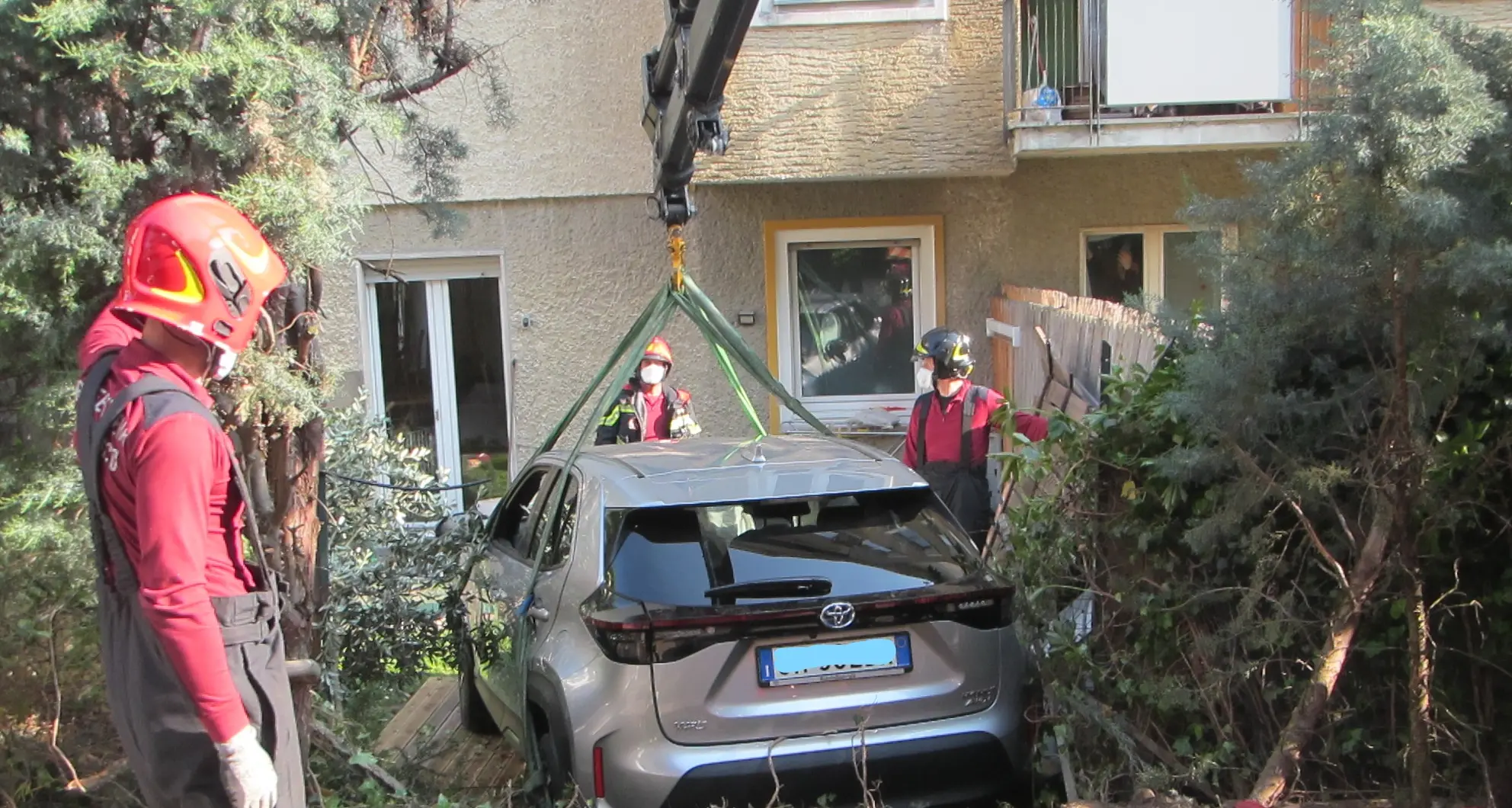 Bolzano, sbaglia la manovra e finisce con l’auto nel giardino
