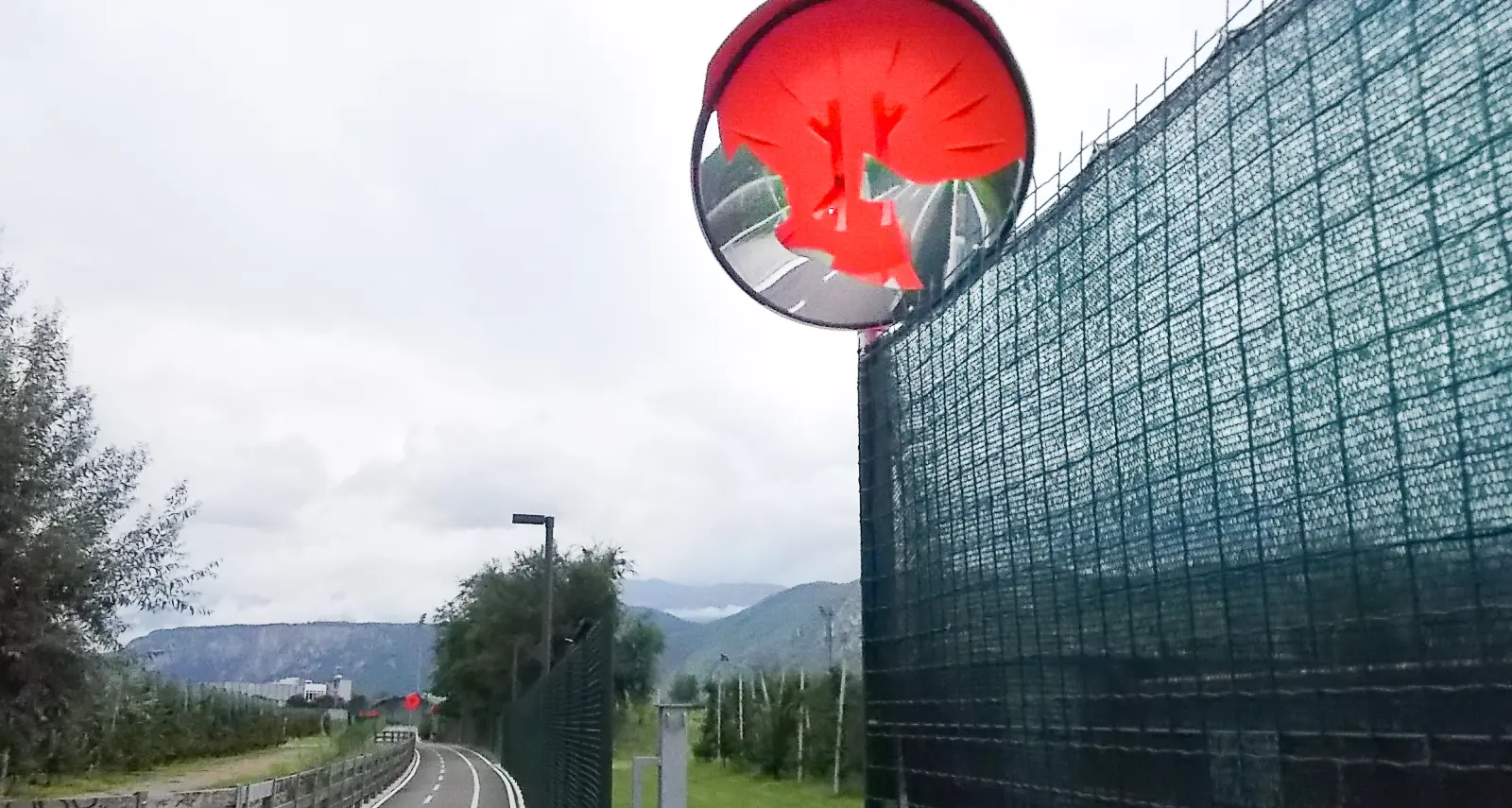 Laives, ancora i vandali sulla ciclabile: distrutti i sette specchi stradali
