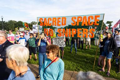 I veterani scendono in piazza contro l'arco di Trump, 'viola un luogo sacro'