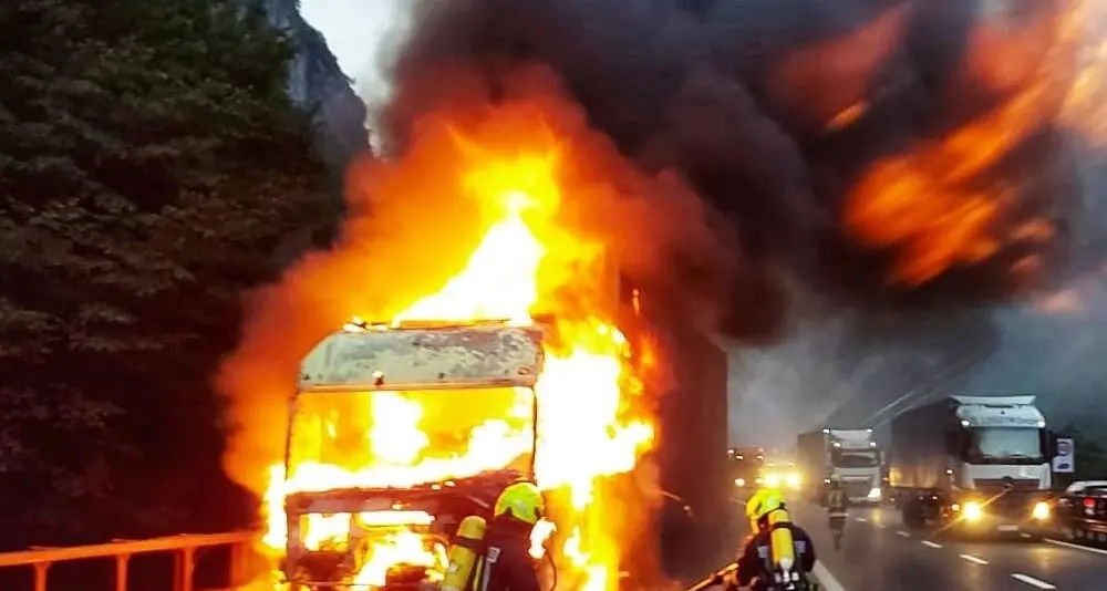 Camion avvolto dalle fiamme in A22