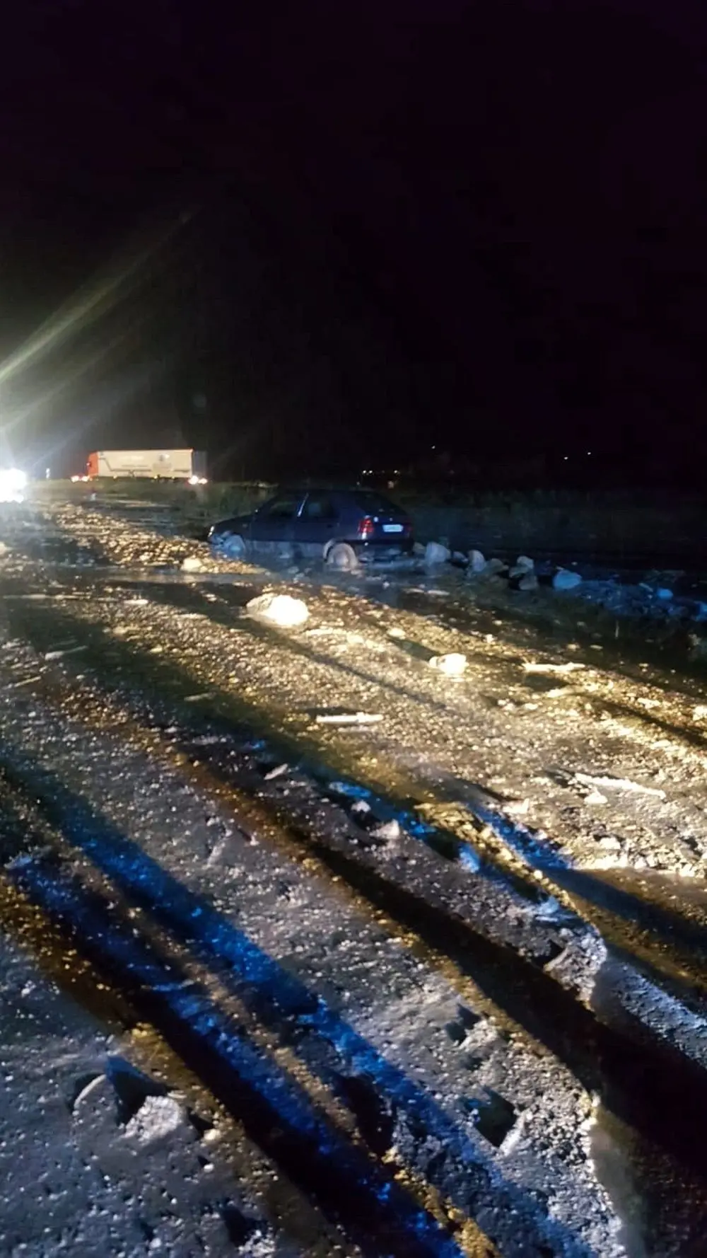 Frana travolge un’auto in alta Venosta: illesi gli occupanti. Chiusa la strada per passo Resia