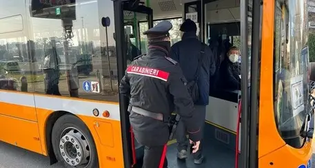 Merano, prendono a calci ed a pugni un coetaneo all’uscita da scuola: denunciati quattro ragazzi
