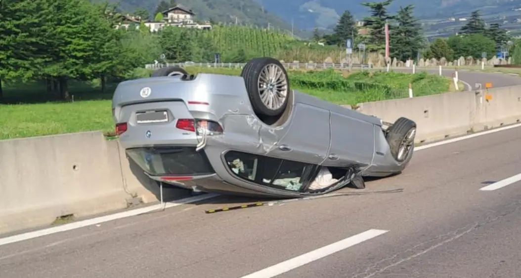 Auto si schianta contro il guardrail e si rovescia sulla Mebo