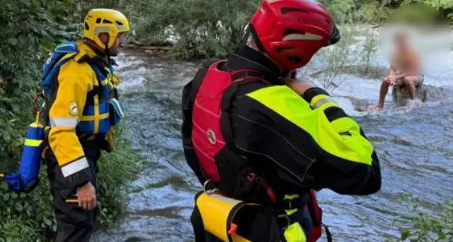 Sorpreso dalla corrente nel rio Valsura: salvato dai vigili del fuoco