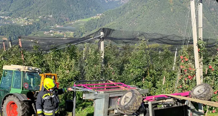 Scena, sollevatore si rovescia in campagna