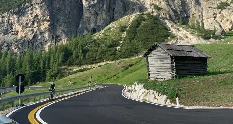Sui passi di montagna due corsie dedicate ai ciclisti