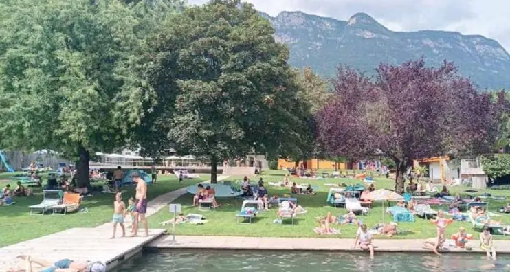 Caldaro, la spiaggia libera divide esercenti e turisti. C’è chi è preoccupato: «A rischio il decoro»
