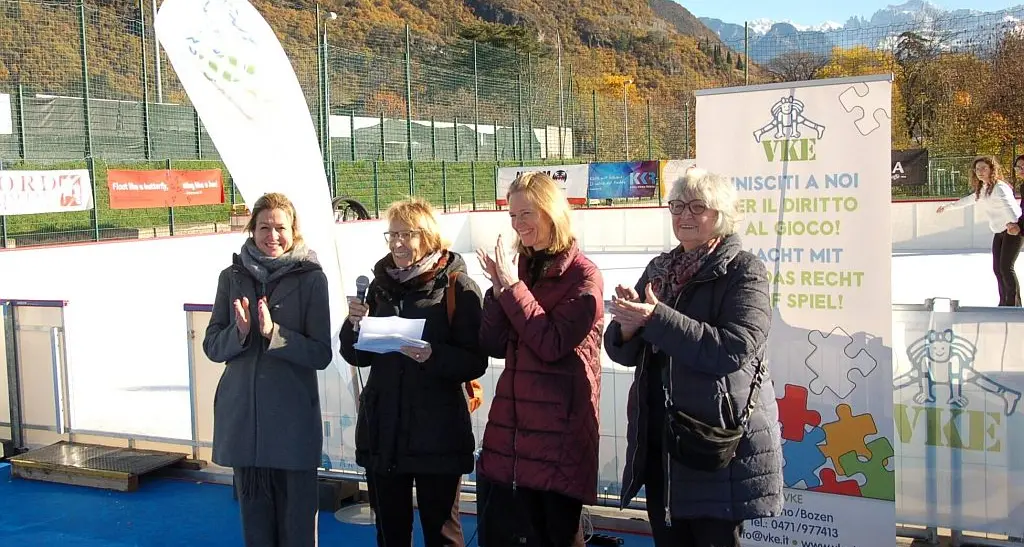 Si torna a pattinare al Talvera, inaugurata la pista di ghiaccio