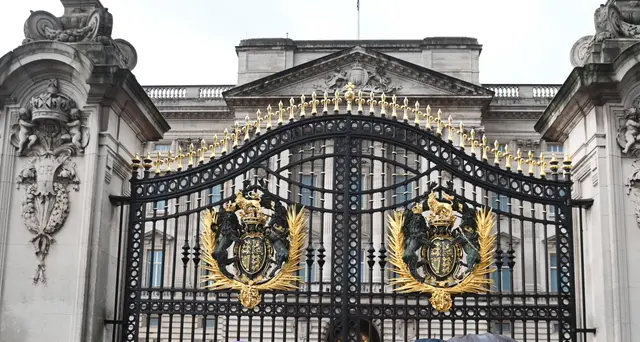 Regina: sempre più gente davanti a Buckingham Palace