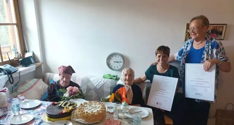 Gemelle festeggiano i 102 anni al maso Tschifnar di Lazfons