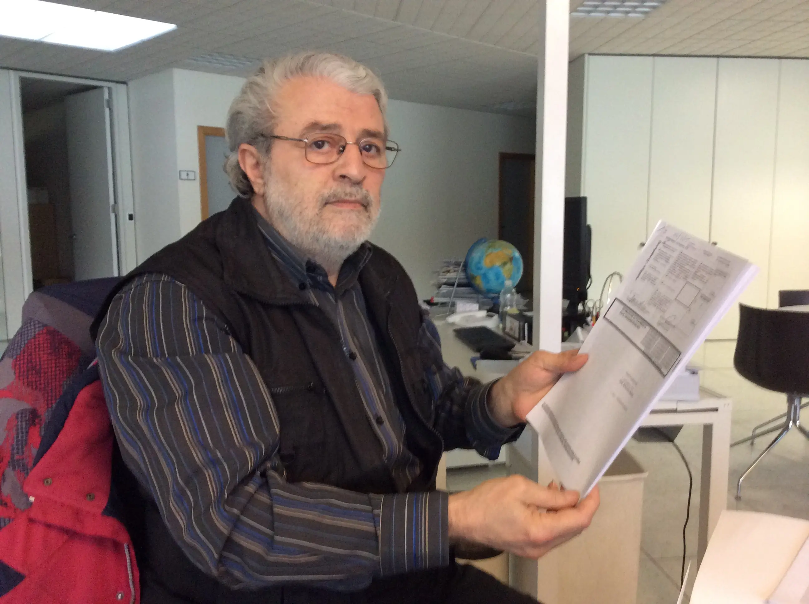 Armando Tognon con la cartella di Equitalia