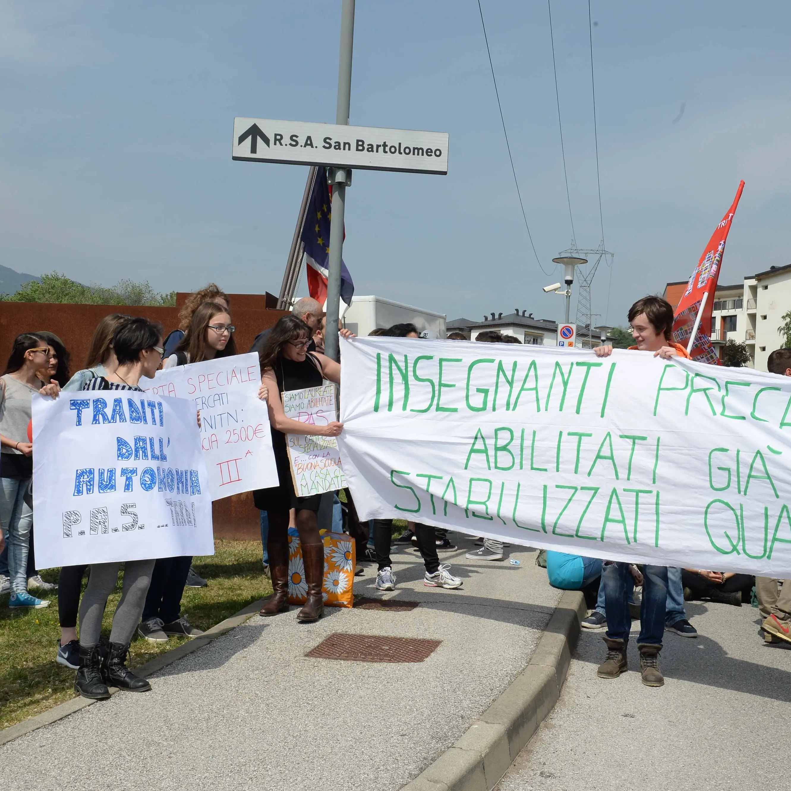 Renzi, oltre alle mele si è \"mangiato\" pure i contestatori (e i professori)