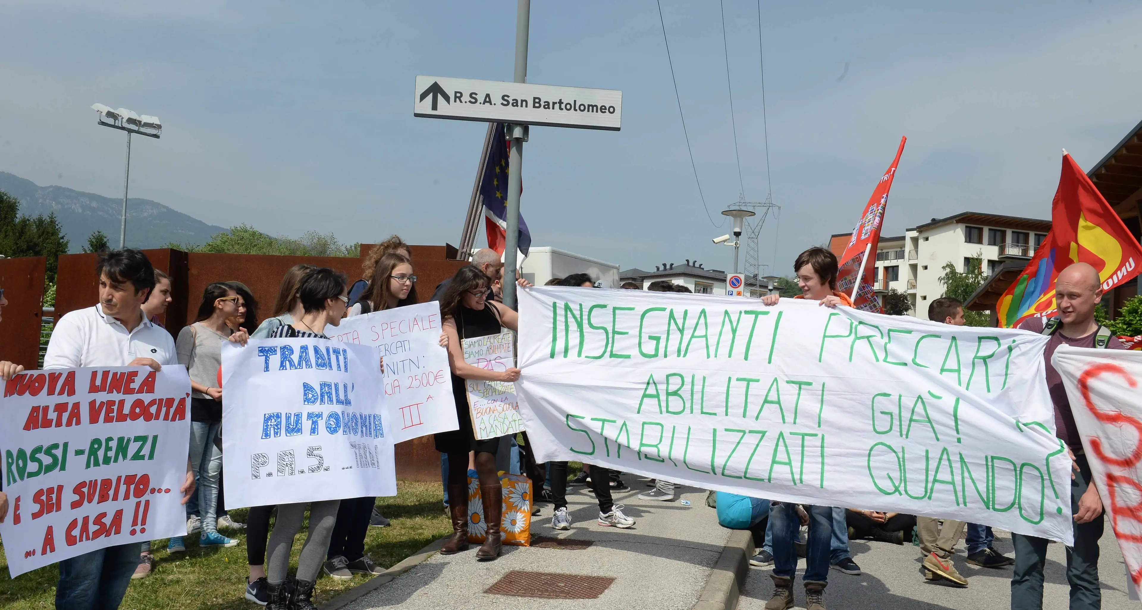 Renzi, oltre alle mele si è \"mangiato\" pure i contestatori (e i professori)