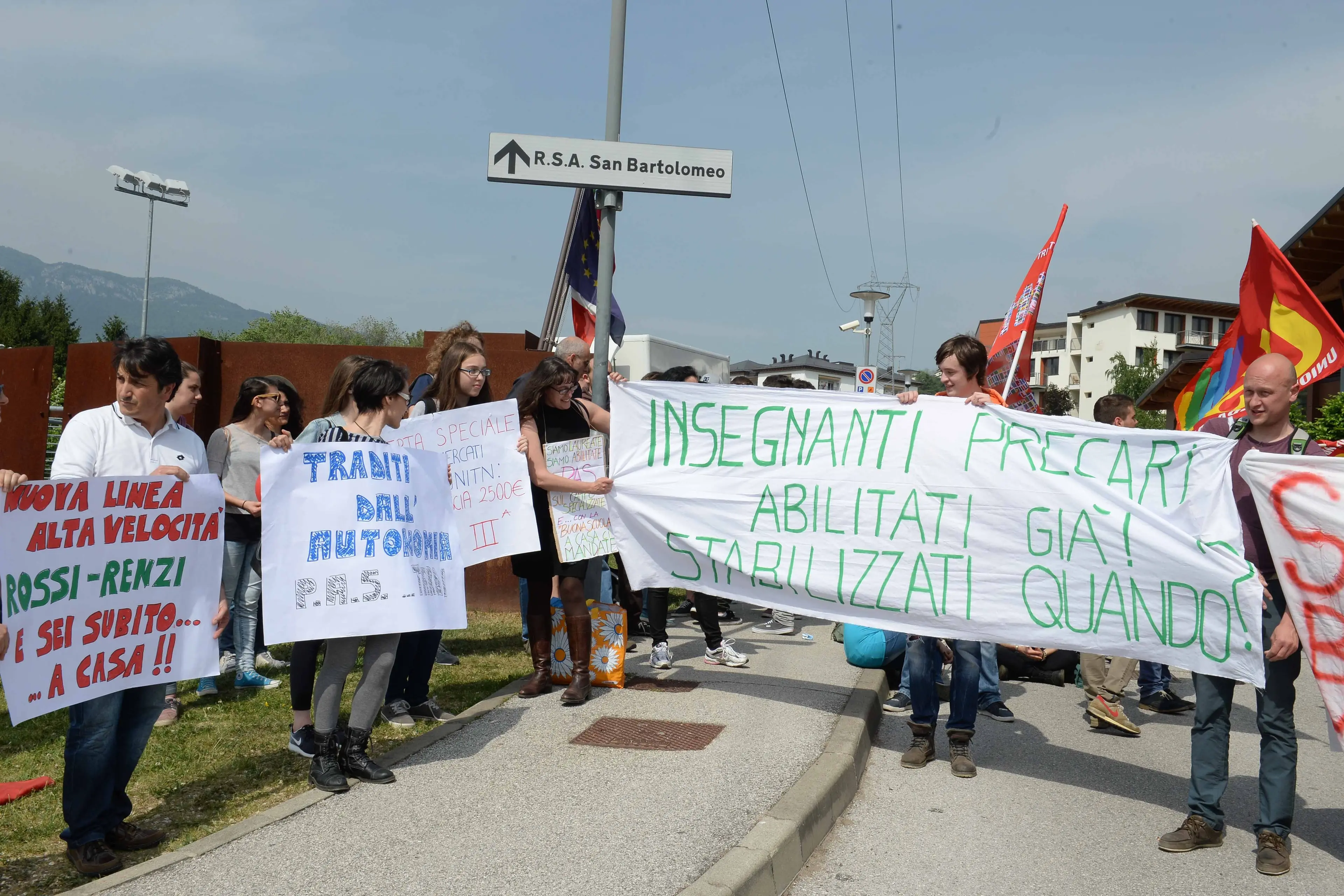 Renzi, oltre alle mele si è \"mangiato\" pure i contestatori (e i professori)