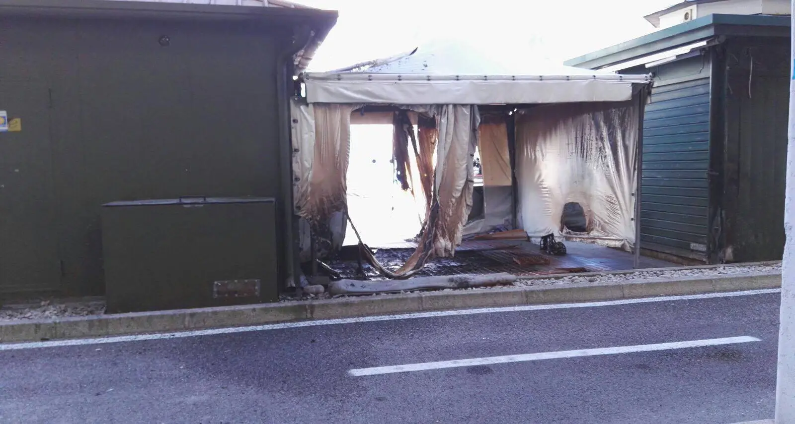 Bolzano, in fiamme l'Imbiss di via Buozzi