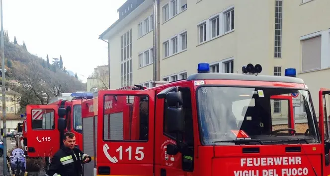 Incendio sul balcone, lo spengono gli operai