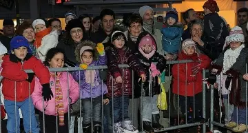 Bolzano, bambini a caccia di dolci in piazza Matteotti per l'arrivo di San Nicolò