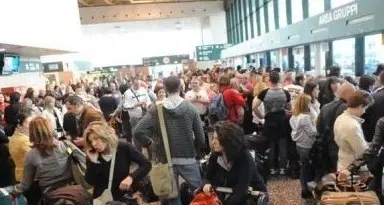 Bloccati negli aeroporti senza passaporto per i figli