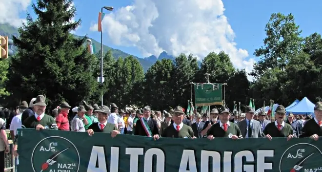 Alpini bolzanini acclamati a Feltre