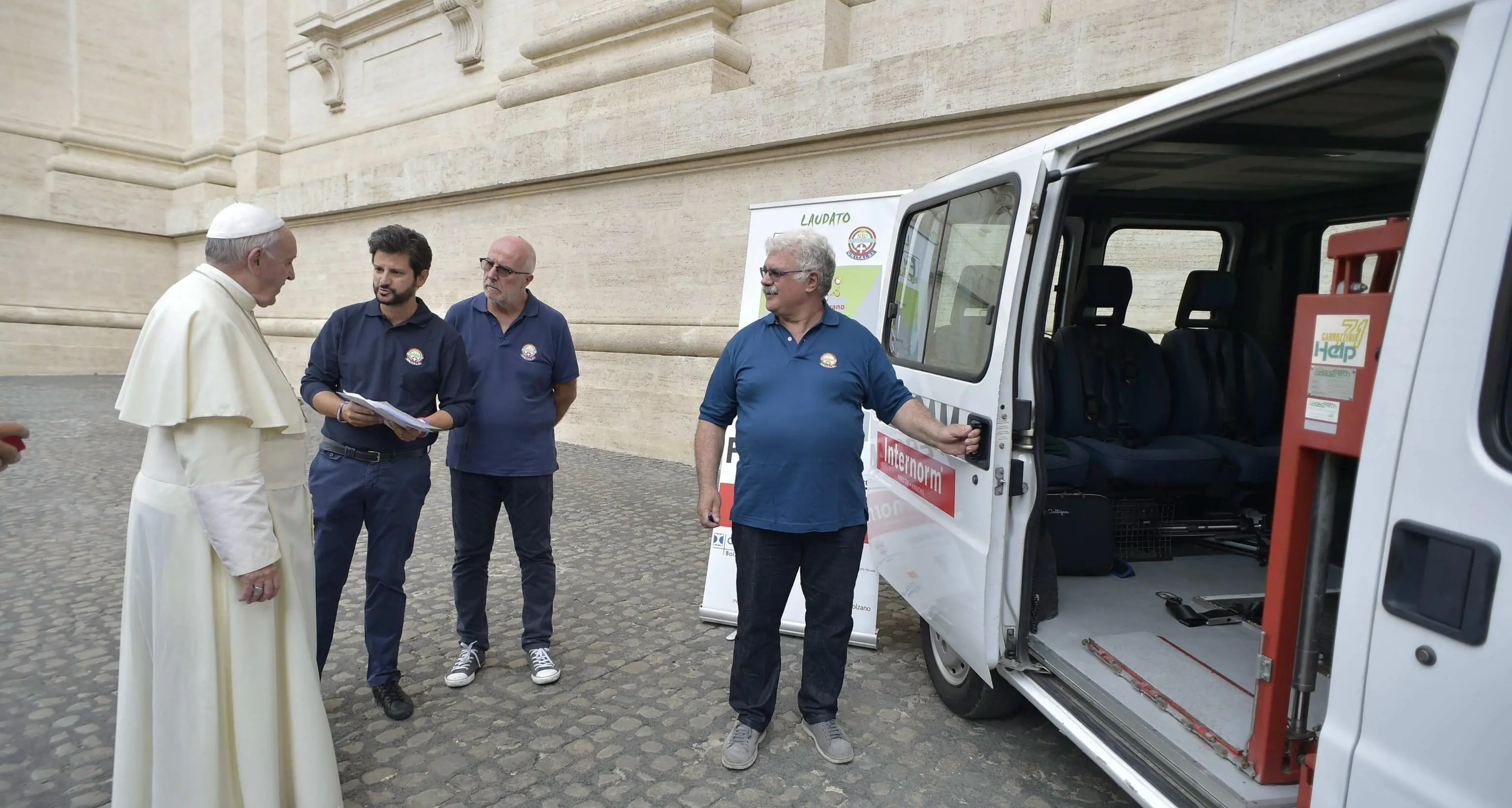 Papa Francesco benedice \"Laudato\", il pulmino per disabili dell'Unitalsi di Bolzano
