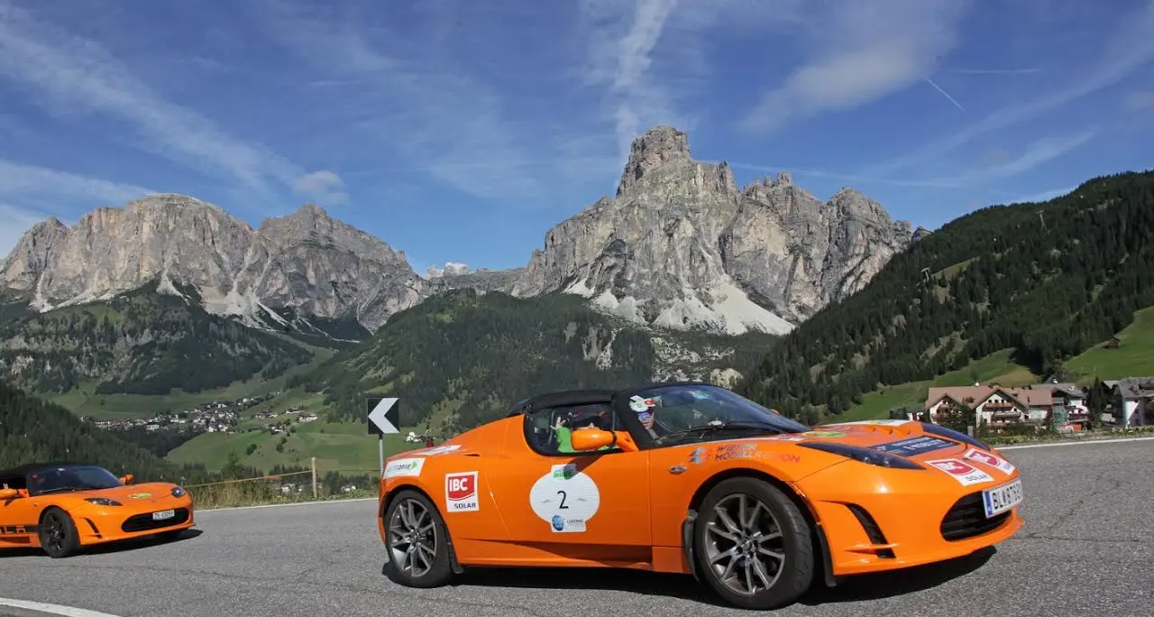 Invasione di auto sui passi, ma senza rumore: torna il raduno di veicoli elettrici sulle strade delle Dolomiti