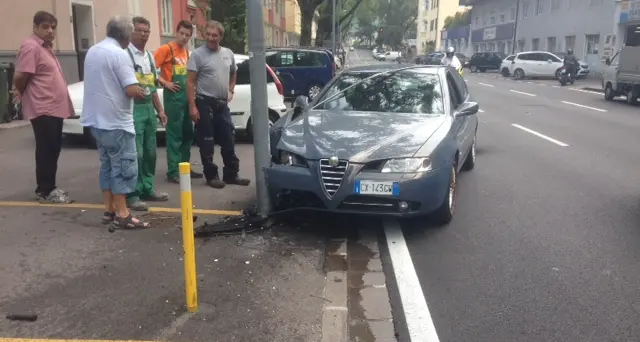 Bolzano, si schianta contro un lampione in viale Trento