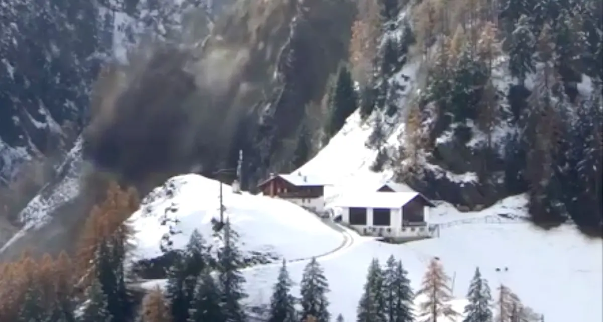 Frana a Corvara, 15 mila metri cubi di roccia rotolano a valle