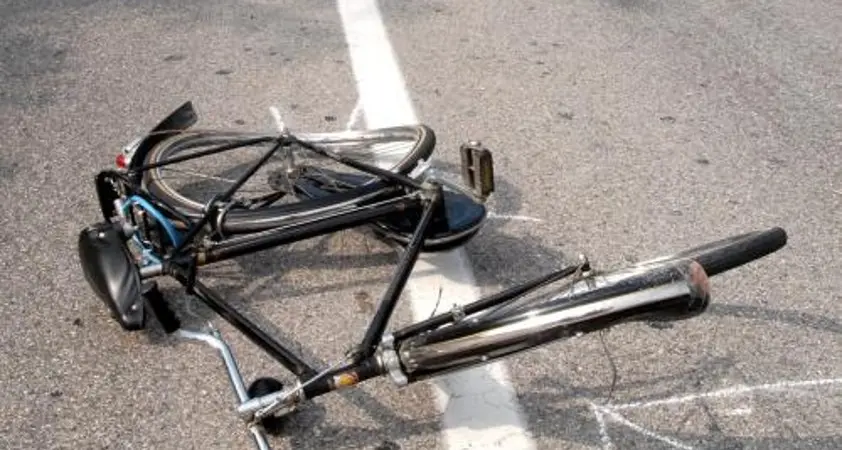 Apre la portiera e centra un ciclista in via Sassari