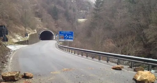 Frana sulla statale verso Ortisei, macigni sulla strada