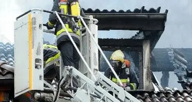 Scoppia un incendio a Cardano, evacuate sei famiglie