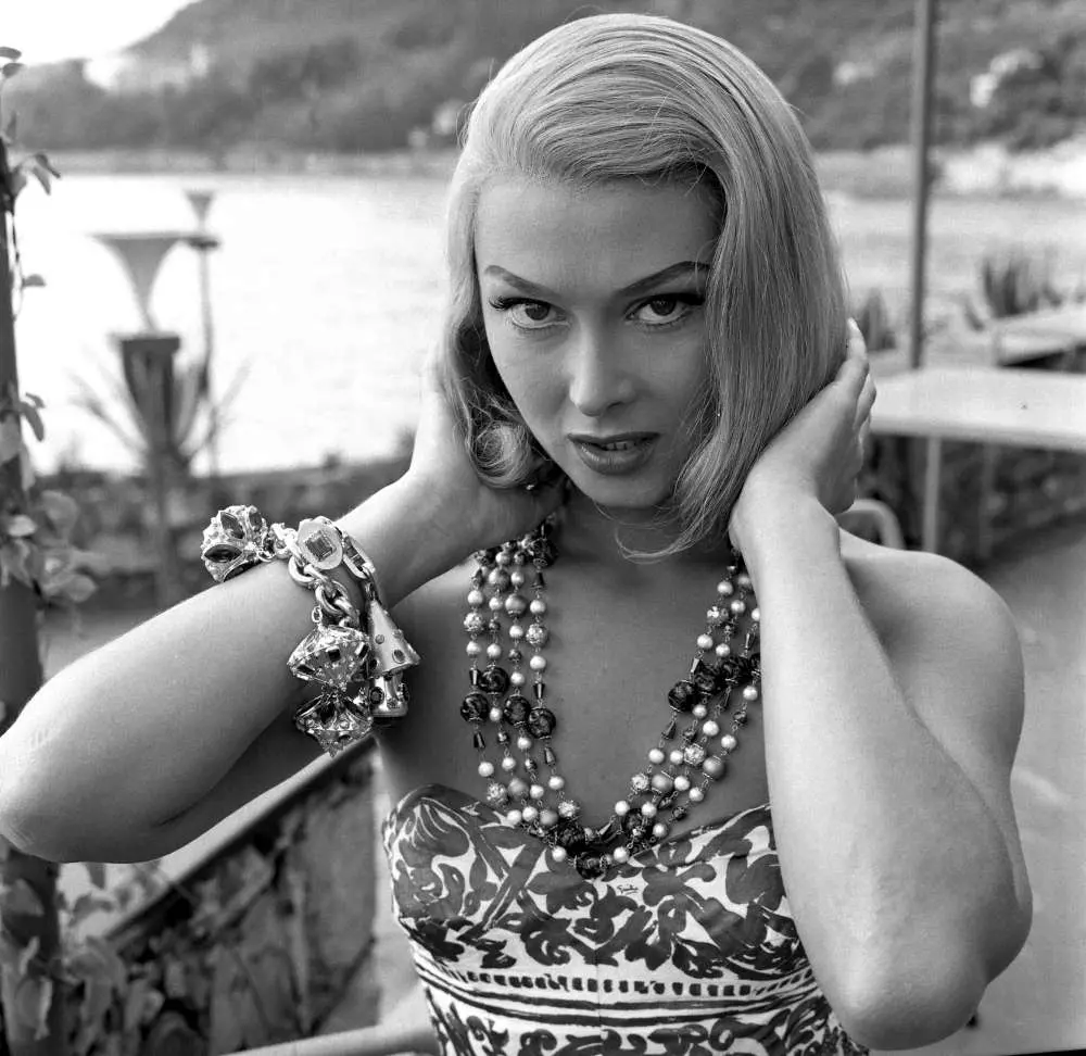 2014 ONLY FOR ITALY NELLA FOTO, THIS PHOTOGRAPH : DORIAN GRAY , ATTRICE ITALIANA DEL CINEMA N.1928 M.2011 FOTOGRAFATA NEL 1958 NELLA SUA CASA A CELLE LIGURE. DATE, DATA: 1958 PLACE, LOCATION : CELLE LIGURE DORIAN GRAY N1958-35359